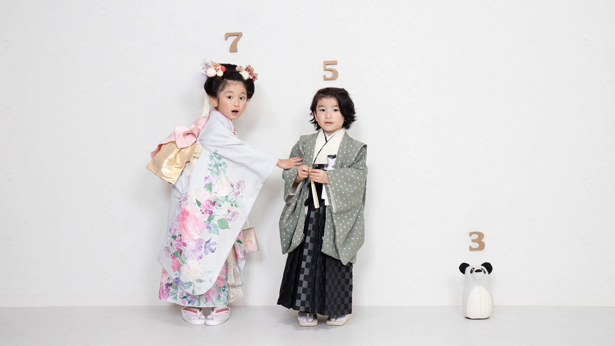 七五三で記念撮影する子ども