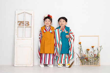 七五三で記念撮影する3歳の男女の子ども