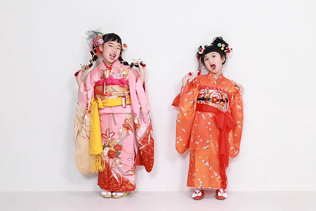七五三で記念撮影する着物の子ども
