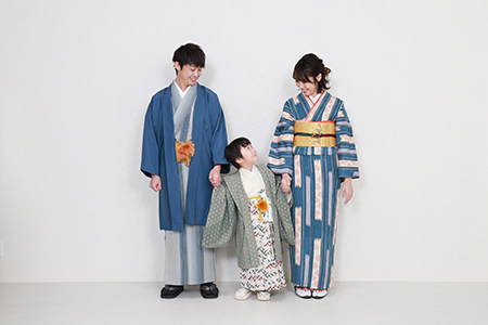 七五三で記念撮影する家族