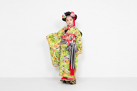 七五三で記念撮影する7歳の子ども