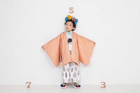 七五三で記念撮影する5歳の子ども